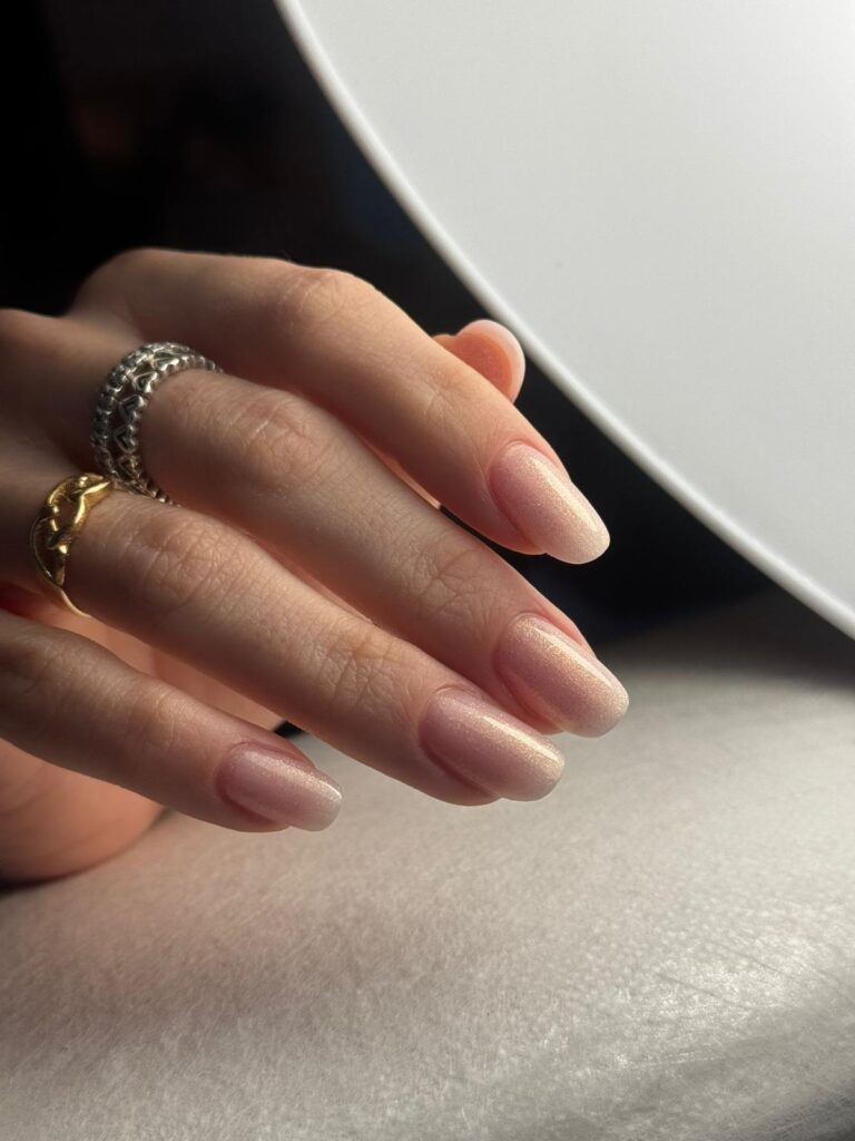 Ricostruzione unghie con allungamento in gel e colore naturale a Modena